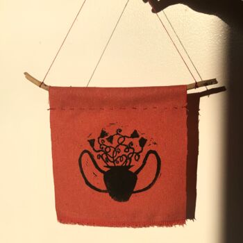 Textilkunst mit dem Titel "Patch rouge linogra…" von Valentine Marzais, Original-Kunstwerk, Tinte Auf Andere starre Platte m…