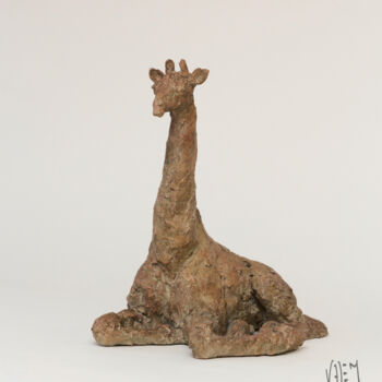 Sculpture titled "Girafe couchée 2" by Valérie Moreau (VALEM), Original Artwork, Terra cotta