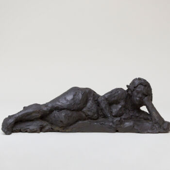 Скульптура под названием "Allongée" - Valérie Moreau (VALEM), Подлинное произведение искусства, Терракота