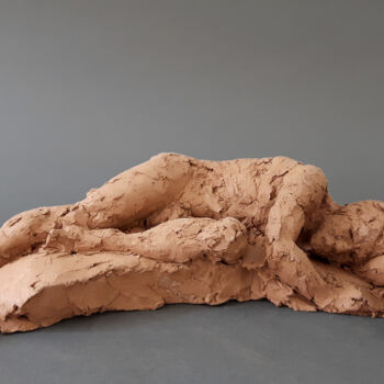 Sculpture titled "Homme couché" by Valérie Moreau (VALEM), Original Artwork, Terra cotta