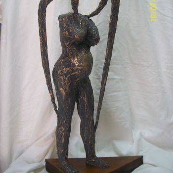 Escultura intitulada "Mulher Grávida" por Valério Voltz, Obras de arte originais, Papel machê