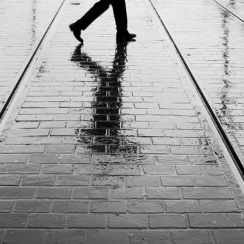 Photographie intitulée "homme-sous-la-pluie…" par Valery Trillaud, Œuvre d'art originale