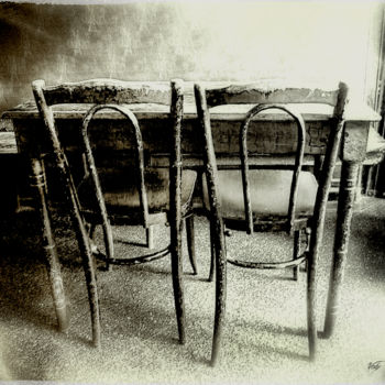 Fotografie getiteld "Chaises au Café Mor…" door Valy, Origineel Kunstwerk