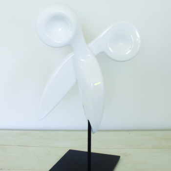 Sculpture titled "Ciseau blanc numéro…" by Véronique Pinault, Original Artwork, Resin