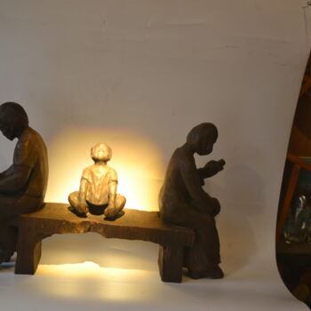 Skulptur mit dem Titel "Family" von Victor Nguyen, Original-Kunstwerk, Holz