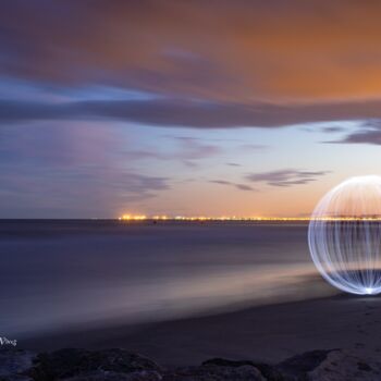 Photographie intitulée "Esfera en la playa." par Víctor Vives, Œuvre d'art originale, Light Painting