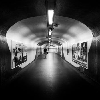 Photographie intitulée "Couloir de métro 01" par Victor García, Œuvre d'art originale