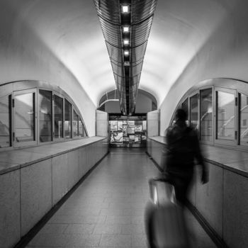 Photographie intitulée "Couloir de métro 03" par Victor García, Œuvre d'art originale