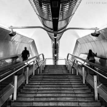 Fotografía titulada "Couloir de métro 05" por Victor García, Obra de arte original