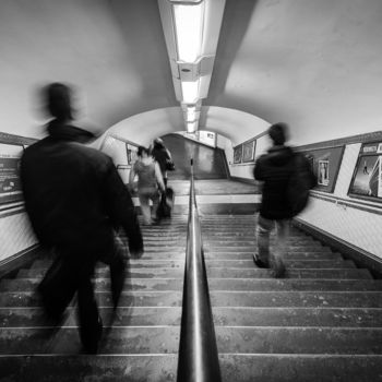 Photographie intitulée "Couloir de métro 10" par Victor García, Œuvre d'art originale