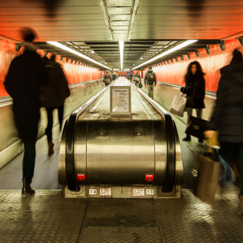 Photographie intitulée "Couloir de métro 13" par Victor García, Œuvre d'art originale, Autre