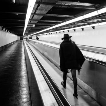 Photographie intitulée "Couloir de métro 14" par Victor García, Œuvre d'art originale