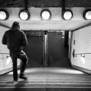 Photographie intitulée "couloir-de-metro-17…" par Victor García, Œuvre d'art originale