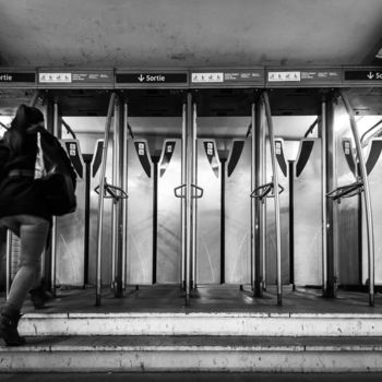 Photographie intitulée "Couloir de métro 19" par Victor García, Œuvre d'art originale