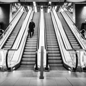 Photographie intitulée "Couloir de métro 20" par Victor García, Œuvre d'art originale