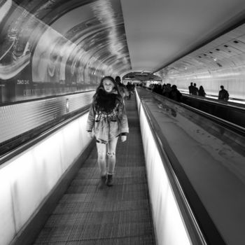 Photography titled "Couloir de métro 29…" by Victor García, Original Artwork