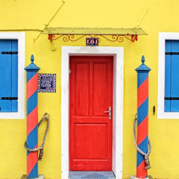 Fotografie mit dem Titel "House front in Bura…" von Vincent Demoulin, Original-Kunstwerk, Nicht bearbeitete Fotografie