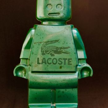 「roboclusion LACOSTE」というタイトルの彫刻 Vincent Sabatier (VerSus)によって, オリジナルのアートワーク, 樹脂