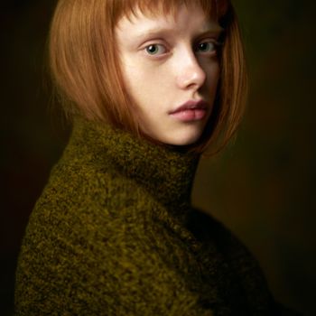 Photographie intitulée "Girl in green" par Vinogradov Alexander, Œuvre d'art originale