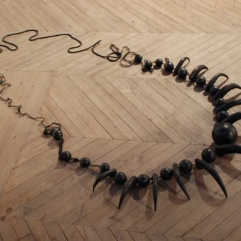 Sculpture intitulée "collier de griffes.…" par Violaine Laveaux, Œuvre d'art originale, Résine