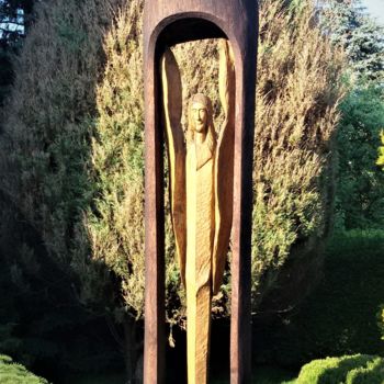 Скульптура под названием "Caring angel" - Virgilijus Vaiciunas, Подлинное произведение искусства, Дерево