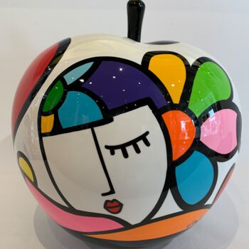 Sculpture titled "Pomme d’Amour" by Virginia Benedicto, Original Artwork, Resin