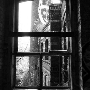 Photographie intitulée "WINDOWS 6 BERLIN" par Virginie Banas, Œuvre d'art originale