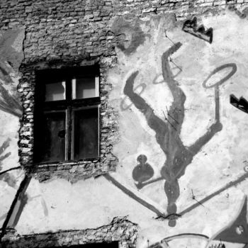 Photographie intitulée "WINDOWS 14 BERLIN" par Virginie Banas, Œuvre d'art originale