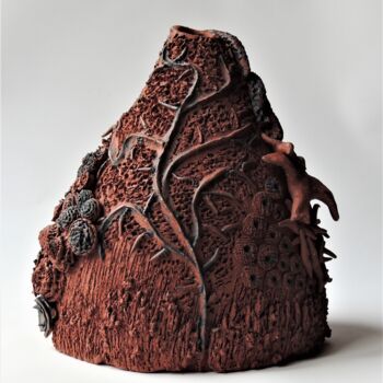 Sculpture titled "Rocher rouge oiseau" by Viviane Thelen, Original Artwork, Ceramics
