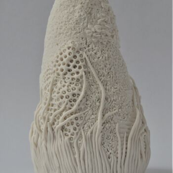 Skulptur mit dem Titel "Rocher herbes" von Viviane Thelen, Original-Kunstwerk, Keramik