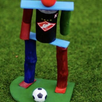 「Soccer player」というタイトルの彫刻 Vladimir Borisovによって, オリジナルのアートワーク, ウッド ウッドパネルにマウント
