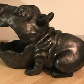 Скульптура под названием "Sculpture hippopota…" - Des Coquelicots Pour Lolita, Подлинное произведение искусства, Папье-маше