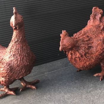 Sculpture titled "Sculpture poules" by Des Coquelicots Pour Lolita, Original Artwork, Paper maché