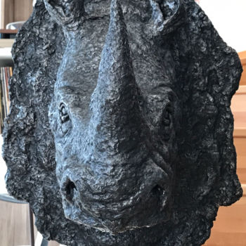 Escultura intitulada "Sculpture rhinocéros" por Des Coquelicots Pour Lolita, Obras de arte originais, Papel machê Montado em…