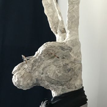 Escultura intitulada "Sculpture lièvre" por Des Coquelicots Pour Lolita, Obras de arte originais, Papel machê