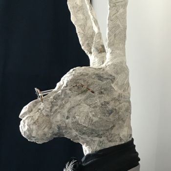 Skulptur mit dem Titel "Sculpture lièvre" von Des Coquelicots Pour Lolita, Original-Kunstwerk, Papier maché