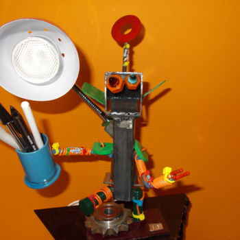 Sculpture titled "robot lampe" by Gilles Bellagamba, Original Artwork, Metals