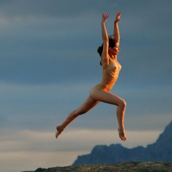 Photographie intitulée "Valeria High Jump" par Walter Bosque, Œuvre d'art originale, Photographie numérique