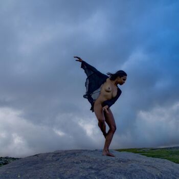 Photographie intitulée "Muri Dance in Fligh…" par Walter Bosque, Œuvre d'art originale, Photographie numérique