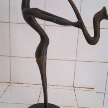 Escultura intitulada "Le saxophoniste DE…" por Wamba Lomombia Yussuf Baudouin, Obras de arte originais, Metais