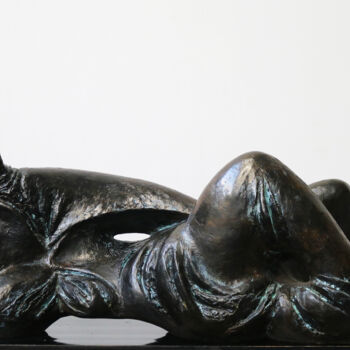 Sculptuur getiteld "Reclining." door Wiktor Kopacz, Origineel Kunstwerk, Bronzen