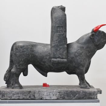 Skulptur mit dem Titel "Red Bull" von Wojciech Pietranik, Original-Kunstwerk, Stein