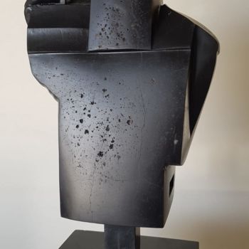 Skulptur mit dem Titel "Red Ned Kelly" von Wojciech Pietranik, Original-Kunstwerk, Stein