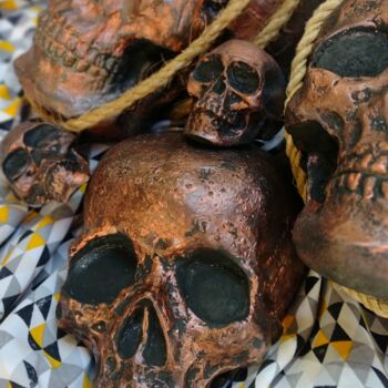 Escultura intitulada "Crânios Decorativos" por Xaka, Obras de arte originais, Resina