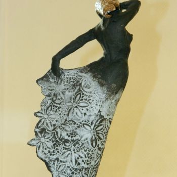 Scultura intitolato "Dressée entre la lu…" da Xavier Besson, Opera d'arte originale, Ceramica
