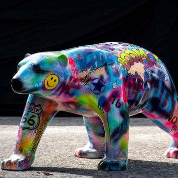 Скульптура под названием "Polar Bear Street A…" - Xavier Wttrwulghe, Подлинное произведение искусства, Смола