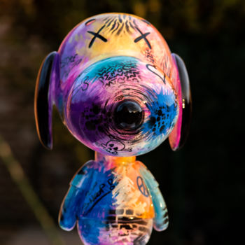 Sculpture titled "Snoopy Hippie" by Xavier Wttrwulghe, Original Artwork, Resin