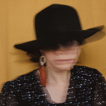 Fotografie mit dem Titel "LADY IN BLACK HAT" von Yana Yushkevich, Original-Kunstwerk, Digitale Fotografie