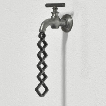 「L'étrange robinet 3」というタイトルの彫刻 Yannick Bouillaultによって, オリジナルのアートワーク, 金属 金属にマウント