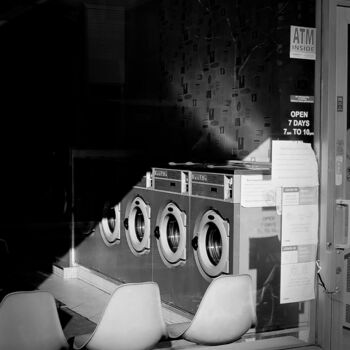 Fotografia intitolato "Laundromat, Toronto" da Yc Captures, Opera d'arte originale, fotografia a pellicola